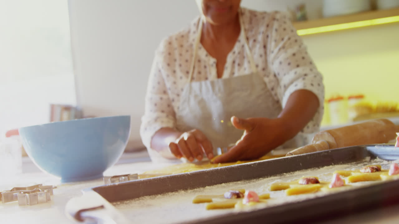 mujer mayor preparando galletas en la cocina 4k
