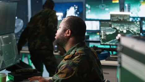 soldado haciendo tareas en la base militar, usando radar, interceptando cohetes