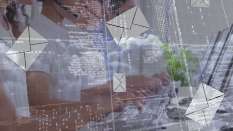 animación de procesamiento de datos y sobres digitales sobre empresarios que llevan auriculares de teléfono