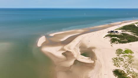 Lago-Y-Río-Que-Fluye-A-Través-Del-Paisaje-De-Pólder-Verde-En-Los-Países-Bajos-Y-La-Frontera-Con-Bélgica,-Reserva-Natural-Het-Zwin