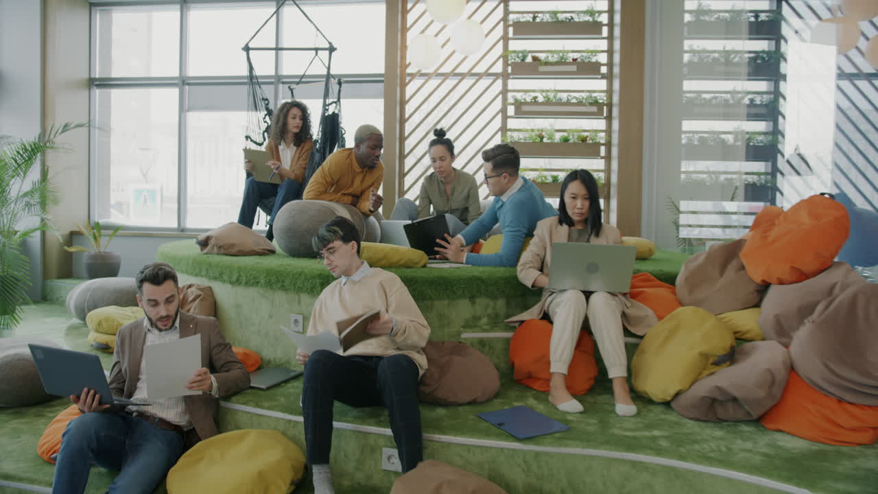 colaboración en equipo en un espacio de trabajo conjunto moderno