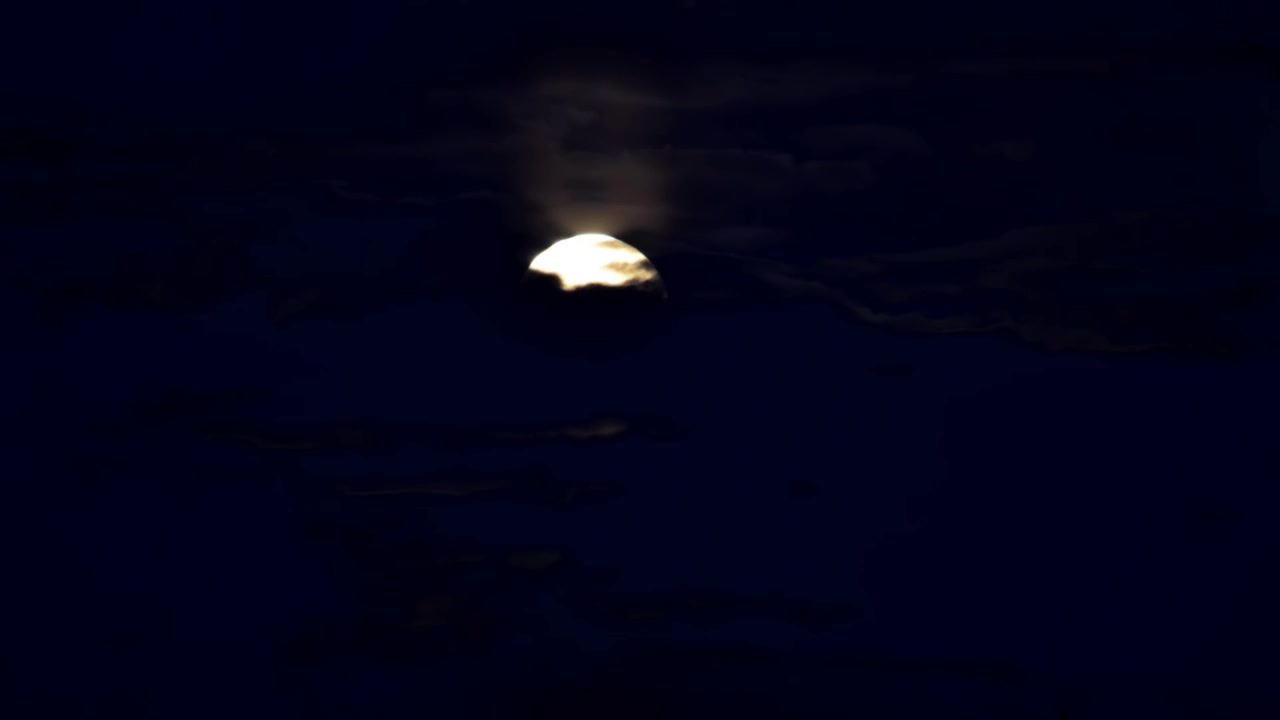 Luna di notte e nuvole. Time lapse.