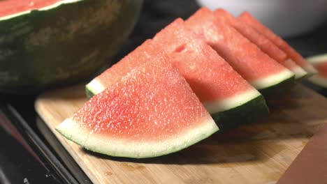 Dicke-Scheiben-In-Dreiecksform-Aus-Süßer,-Frischer-Wassermelone---Nahaufnahme