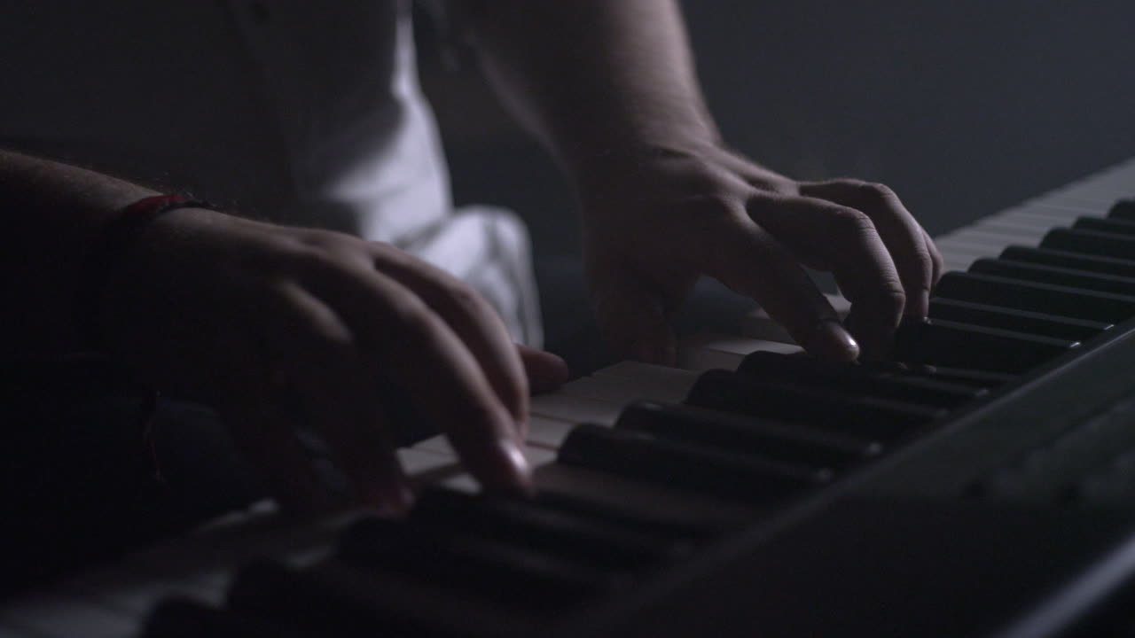 músico tocando el teclado. jugador de música de teclado de piano