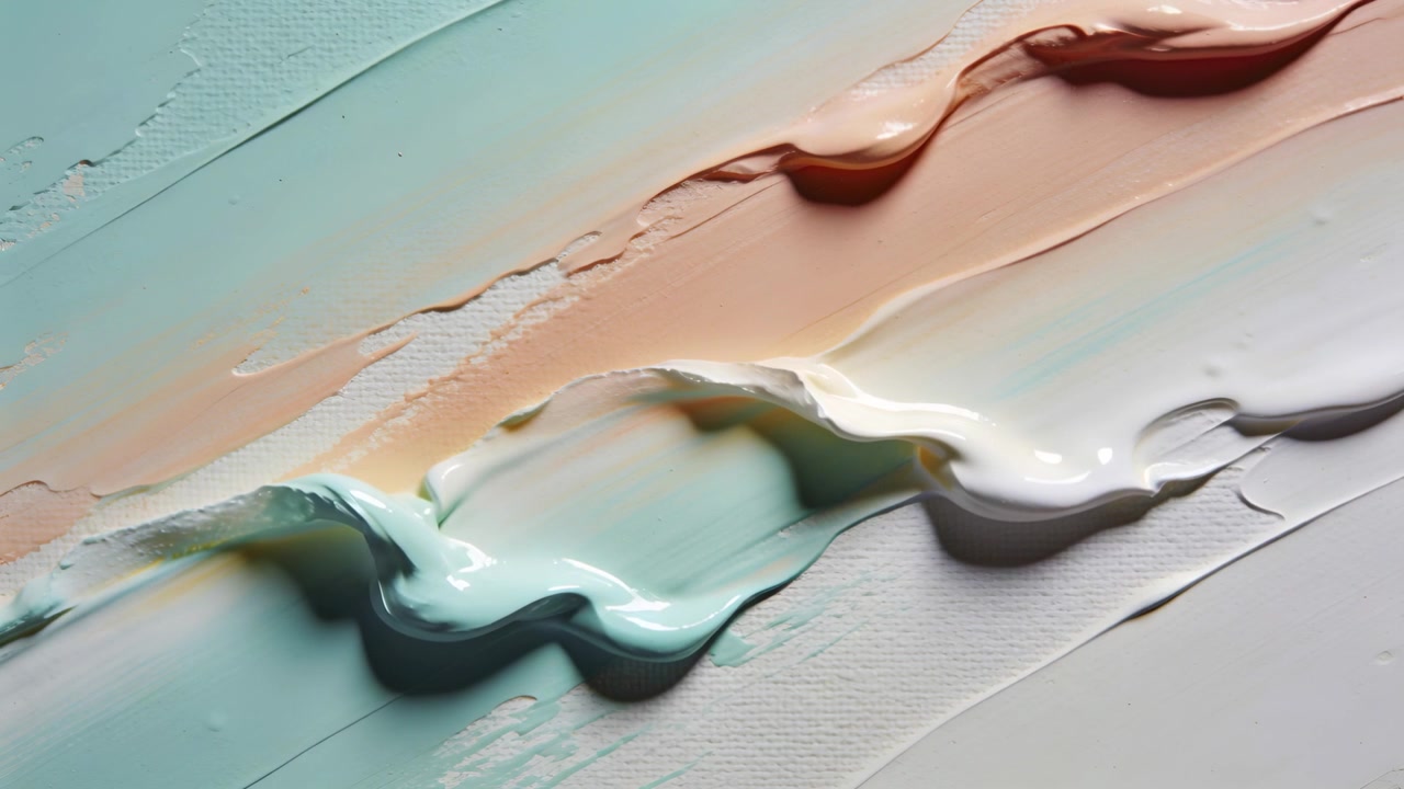 Striscia di pittura che si sposta reagendo al passaggio di una spatola su un pannello da studio per sfumare i colori con rilievi lucidi.