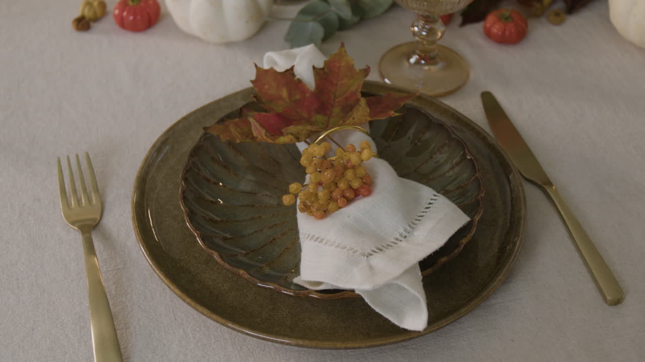 Autumn Thanksgiving Table Setting
