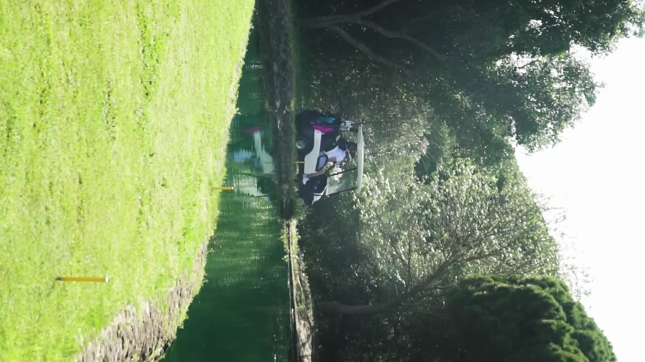 골프 코스를 통해 골프 자동차를 운전하는 사람