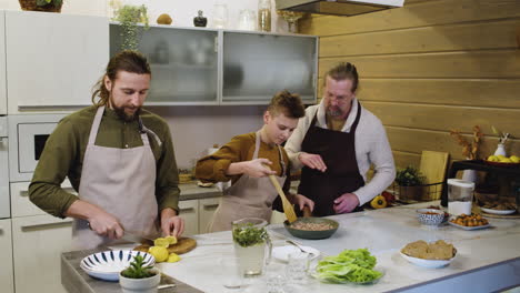 hombres caucásicos y niño en la cocina