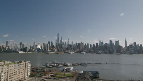 Manhattan-New-York-City-Skyline-in-the-Daytime,-View-from-New-Jersey