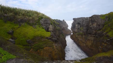 Wilde-Wellen-Unter-Klippen-An-Einem-Blowhole