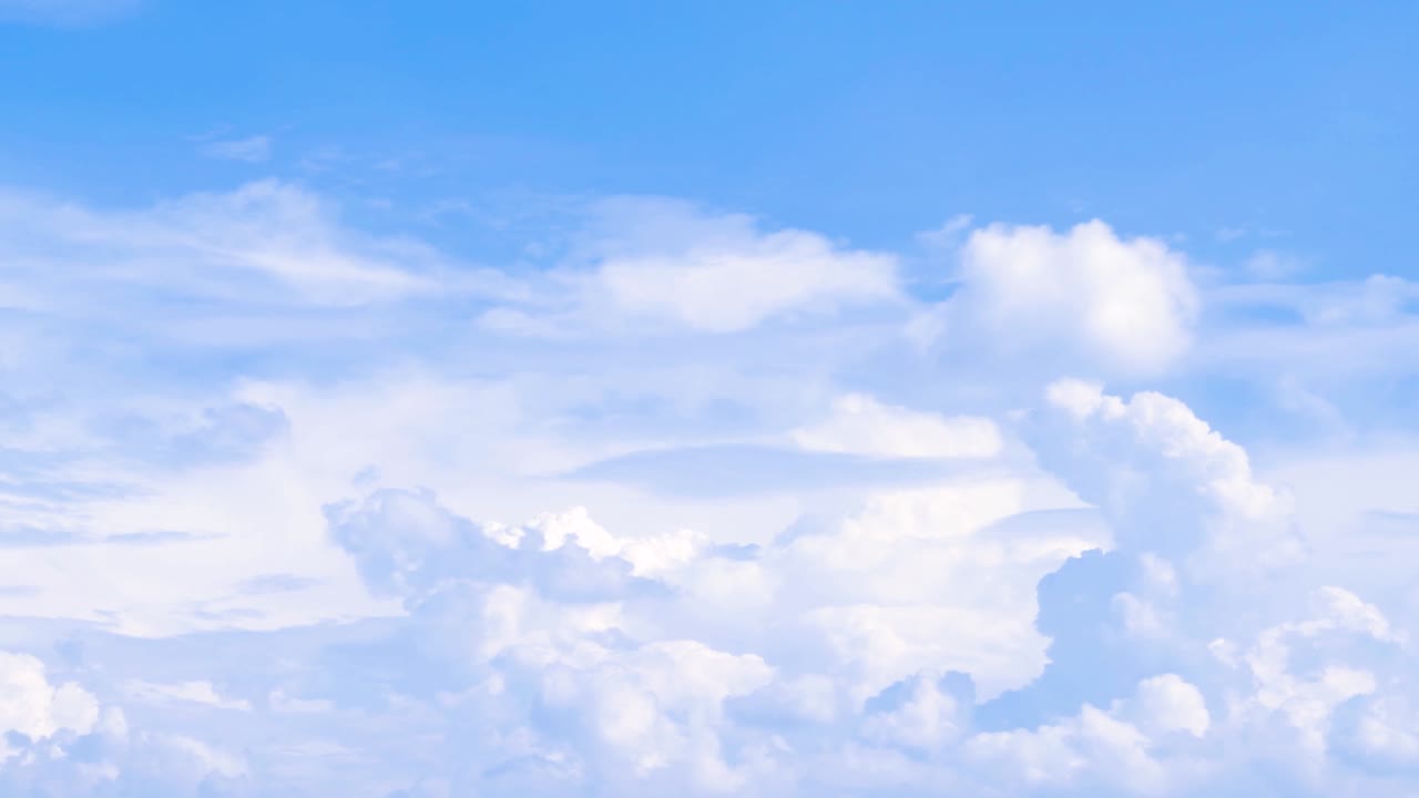 파란색 빛 하늘, 하늘 위에 하 구름의 루프, 태양 광선, 공중 전망, 구름 운동 시간, 자연 파란 하늘, 색 은 날씨.