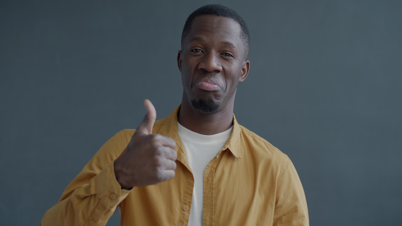 Hombre dando pulgares arriba