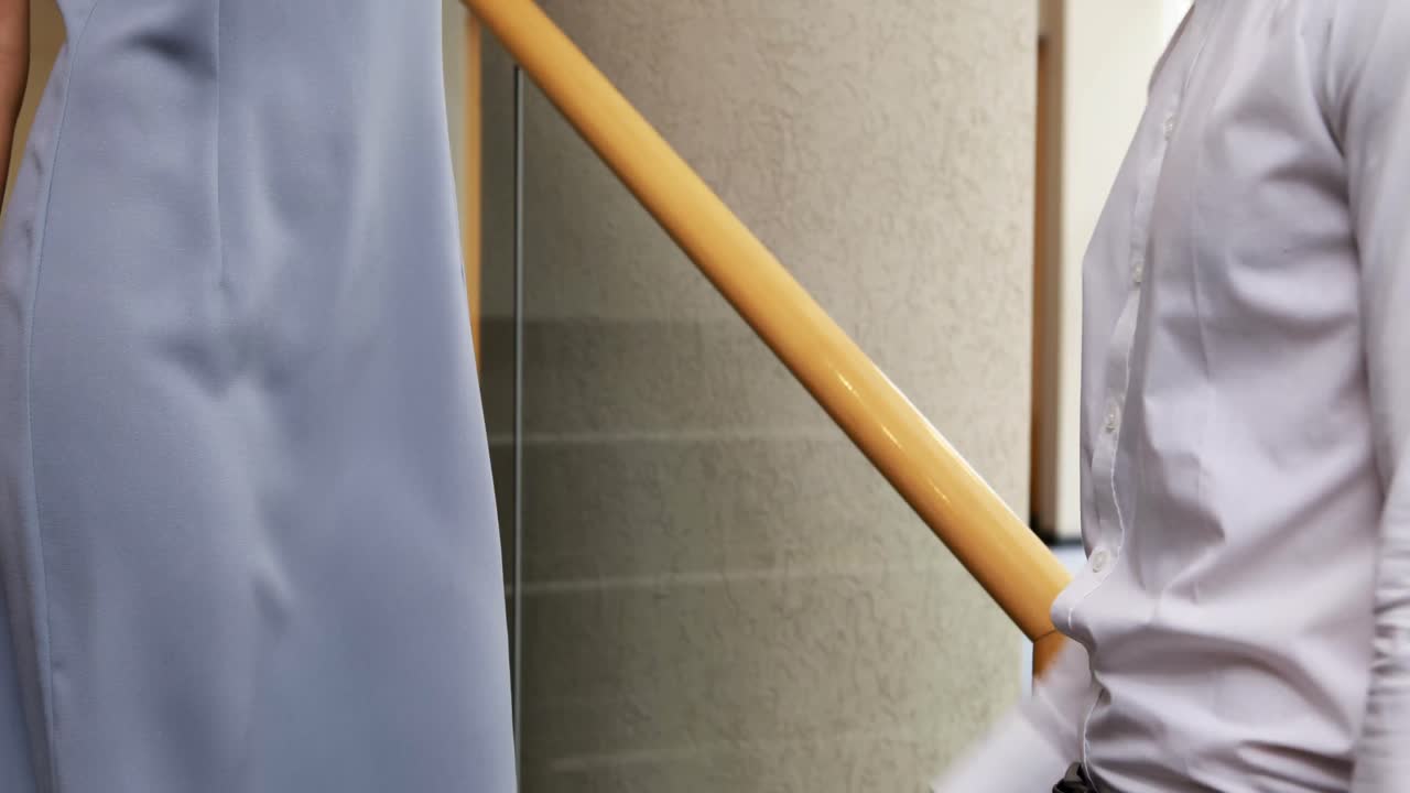 비즈니스 임원 들 이 서로 손을 흔들고 있습니다.