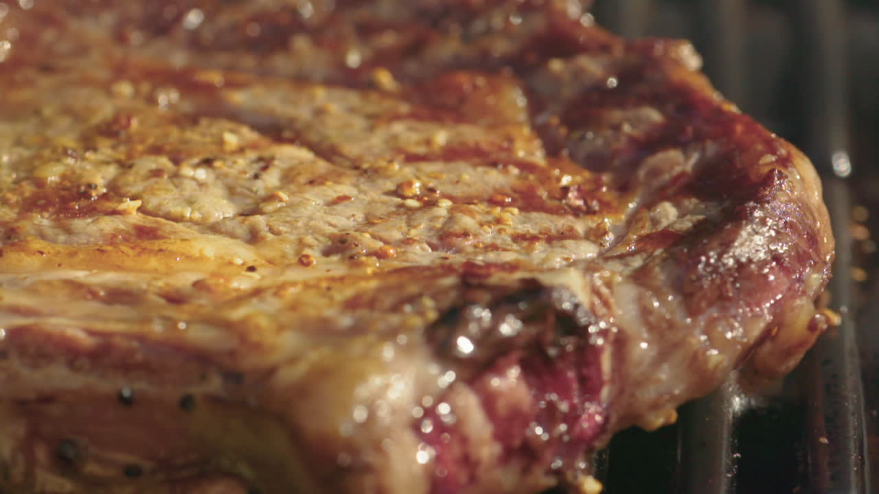 cocinar un bistec jugoso y delicioso en una barbacoa en llamas