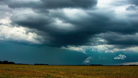 Zeitraffer-Spektakulärer-Wolken-über-Ackerland-Mit-Traktoren-Bei-Der-Ernte-In-Aktion