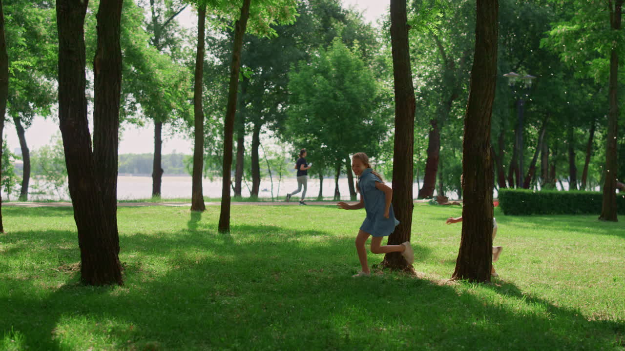 niños sonrientes corriendo en el prado soleado. niños felices jugando a ponerse al día en el parque.
