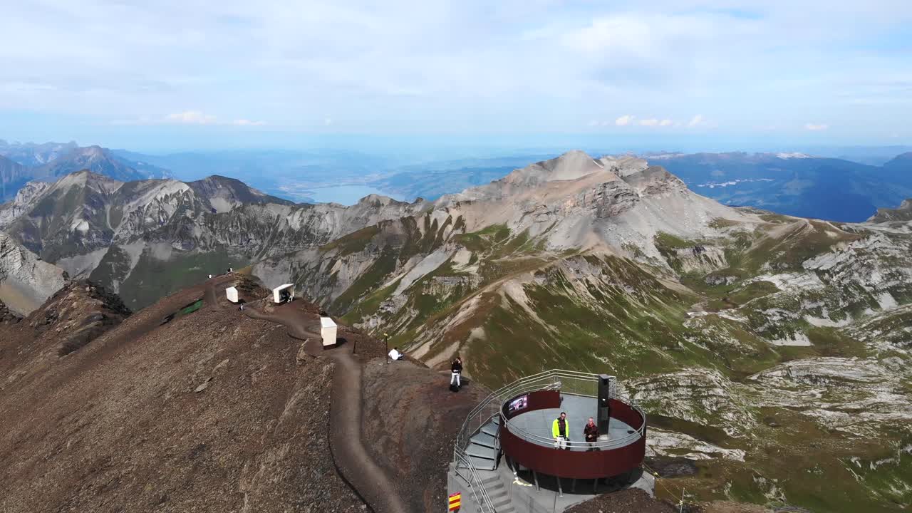 스위스 알프스의 쉴트호른 가까이에 있는 산 능선과 관점