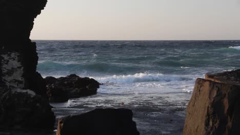 Olas-Del-Mar-Durante-La-Hora-Azul-En-Playa-De-Las-Americas,-Tenerife