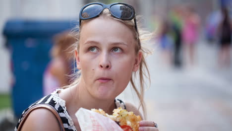 una mujer joven comiendo.