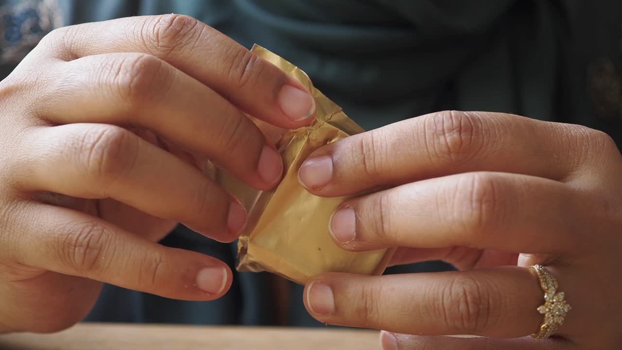 초콜릿 바 를 풀고 있는 여자