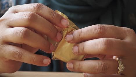 mujer desempaquetando una barra de chocolate