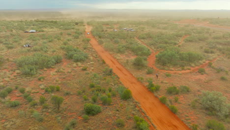 Sobrevuelo-De-Drones-De-Cuatro-Ruedas-Fuera-De-La-Carretera-Carreras-De-Buggy-A-Lo-Largo-De-Una-Pista-Desértica-De-Tierra-Roja-En-Australia,-4k