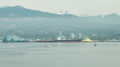 Waterplane-taking-off-in-the-harbour-of-Vancouver-with-mountains-in-the-background