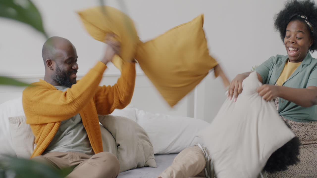 pelea de almohadas en la familia