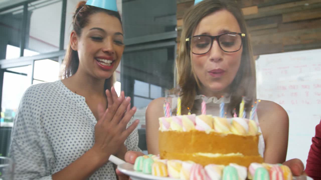 бизнес-исполнитель празднует день рождения в офисе