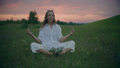 Contemplación-De-Yoga-Mujer