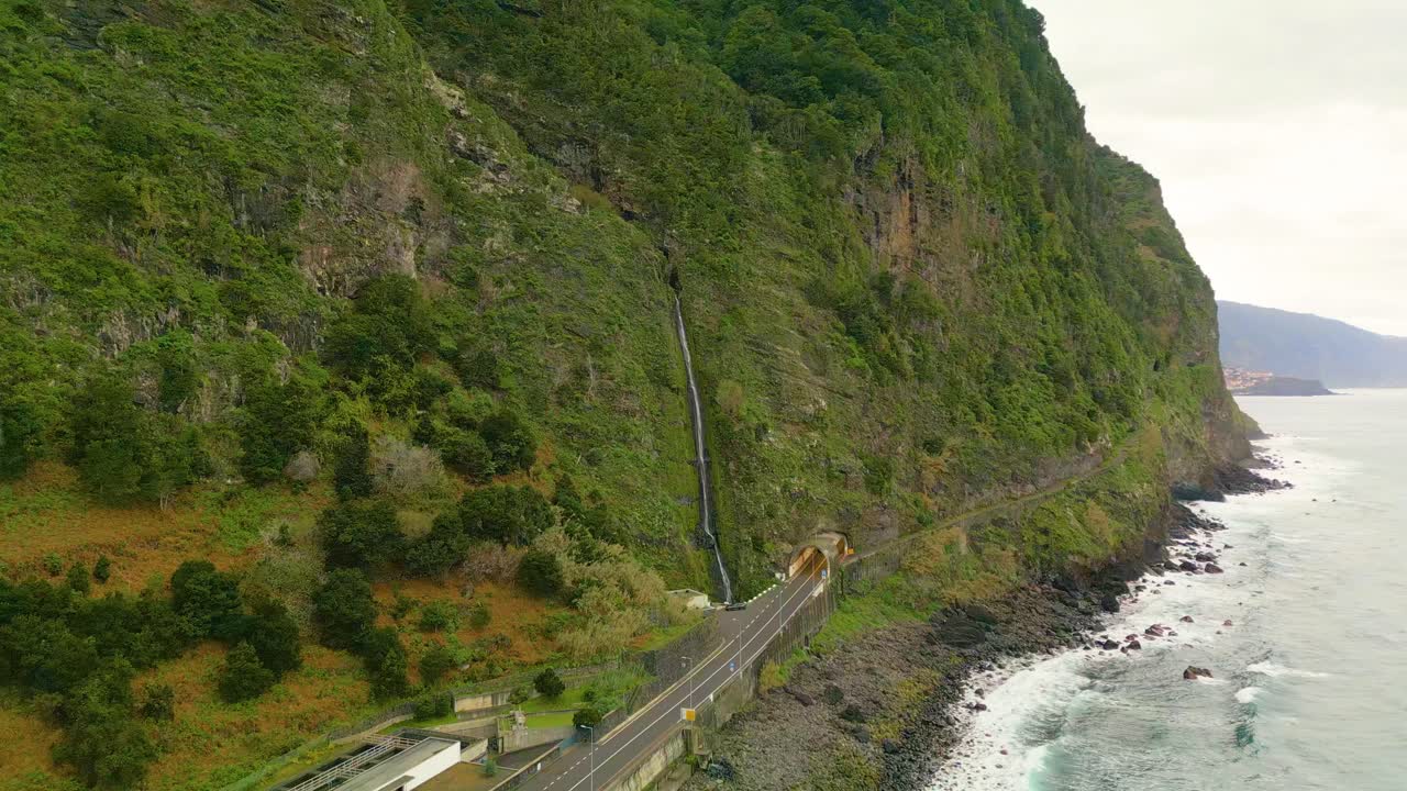 포르투갈 마데라 섬 의 해안 도로 에 있는 푸른 산 들 에 있는 폭포 의 공중 사진 - 오른쪽 에 대서양