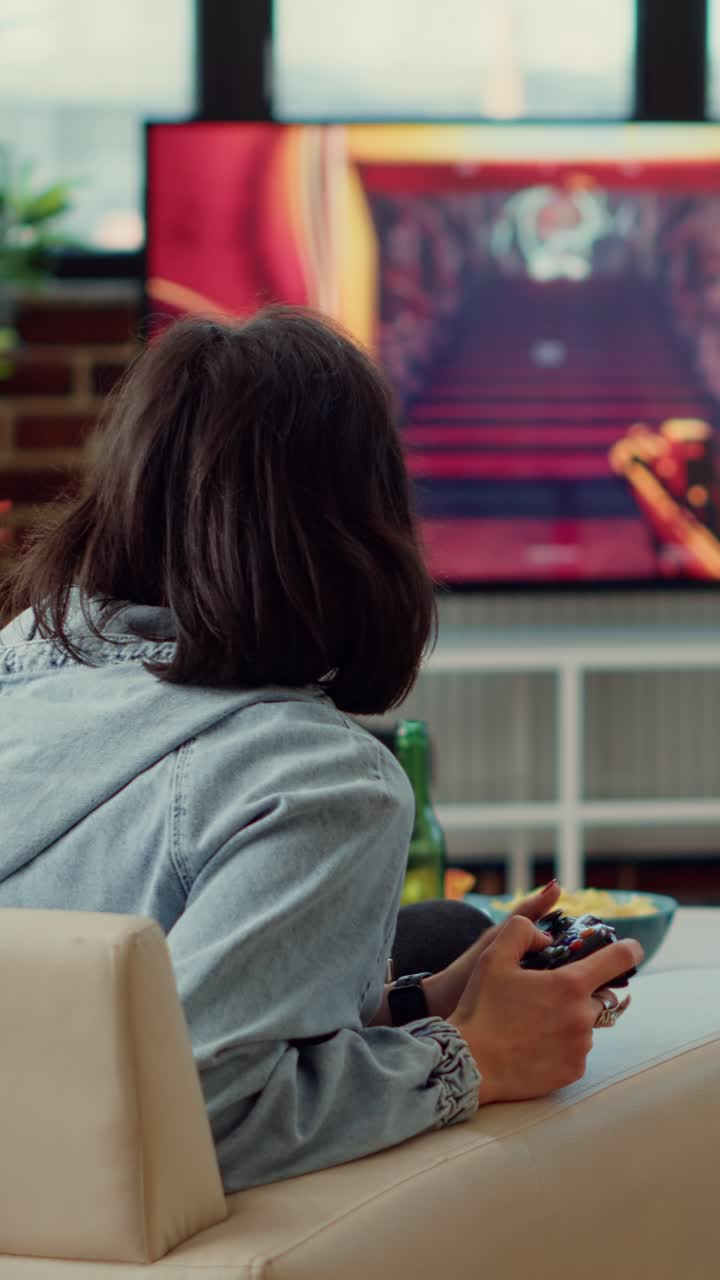Donna che gioca a videogiochi a casa