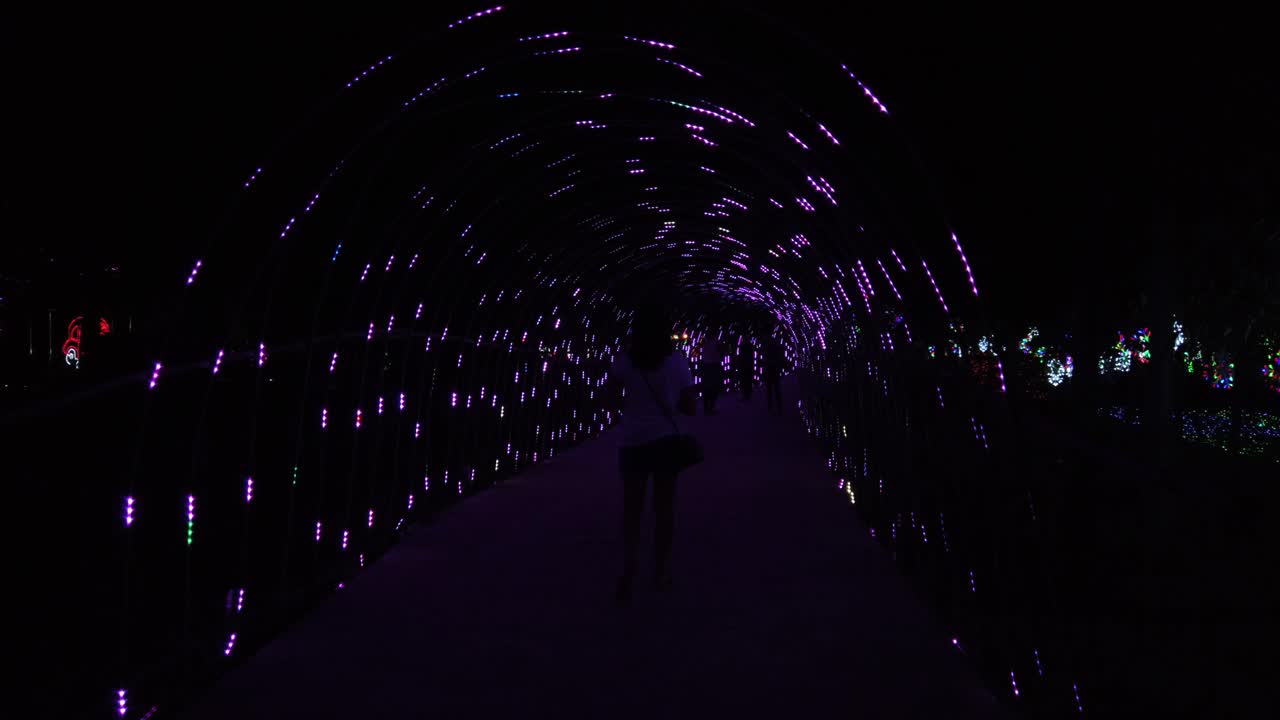 공원 터널에서 led 조명 축제 - 멀티 컬러