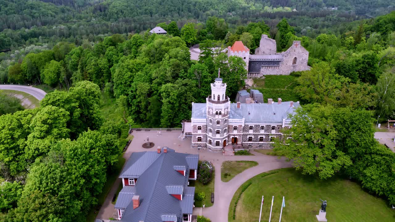Sigulda, Latvia, Europa - En pittoresk utsikt over Sigulda nye slott - Droneopptak i bane