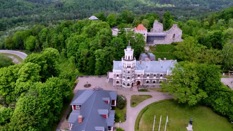 Sigulda,-Letonia,-Europa---Una-Vista-Pintoresca-Del-Nuevo-Castillo-De-Sigulda---Disparo-Con-Drones-En-órbita