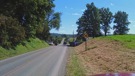 Un-Caballo-Amish-Y-Un-Buggy-Trotando-Por-Una-Carretera-Rural-Pasando-Autos,-En-Un-Hermoso-Día-Soleado