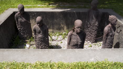 Memorial-statue-of-african-slaves-bound-in-chain,-Stone-Town,-Zanzibar