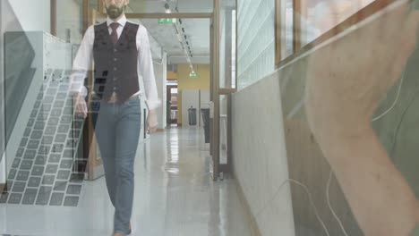 animación de las manos de un hombre usando una computadora portátil con un hombre de negocios caminando en el pasillo del lugar de trabajo