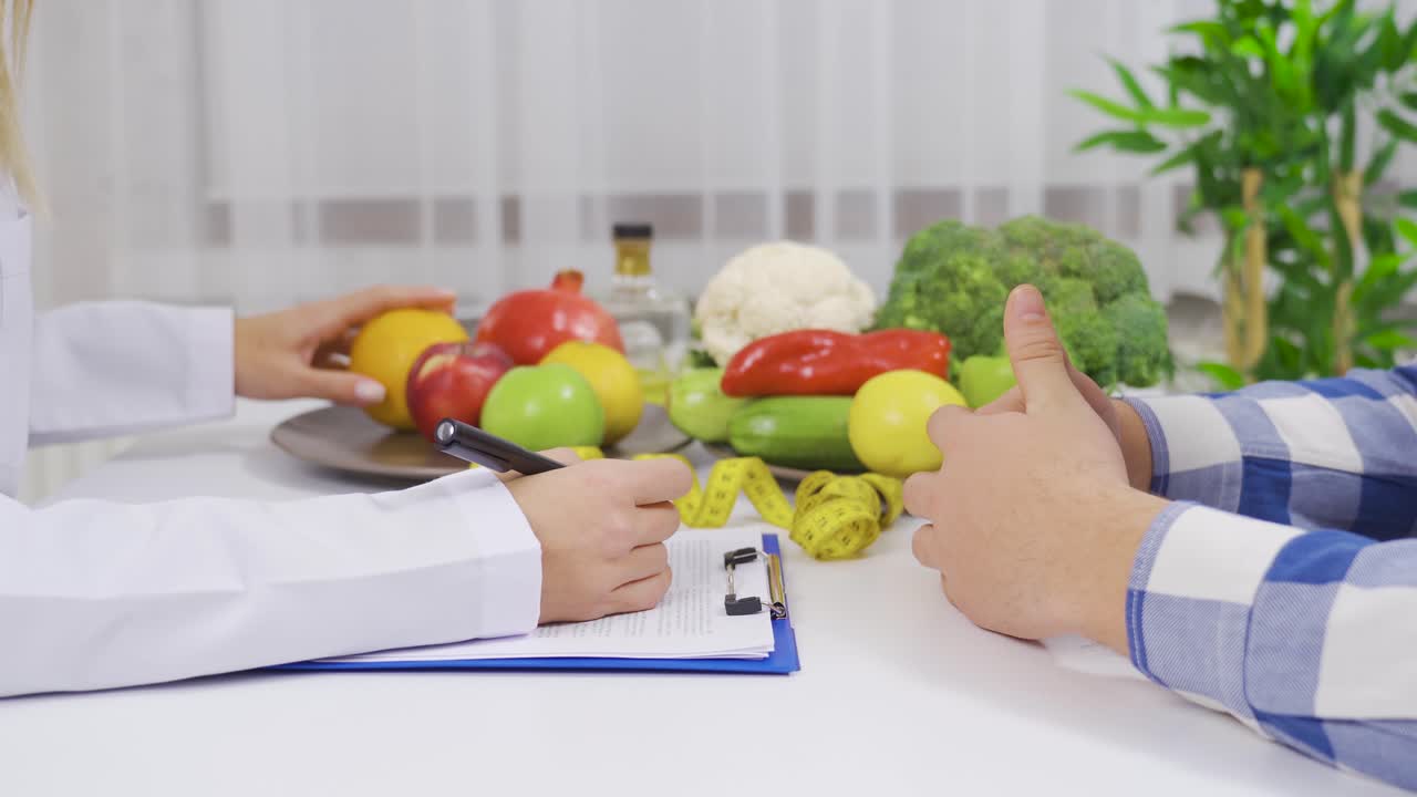 nutricionista hablando con un paciente varón.