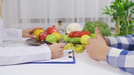 Alimentación-Saludable.-Nutricionista-Femenina-Hablando-Con-Un-Paciente-Masculino.