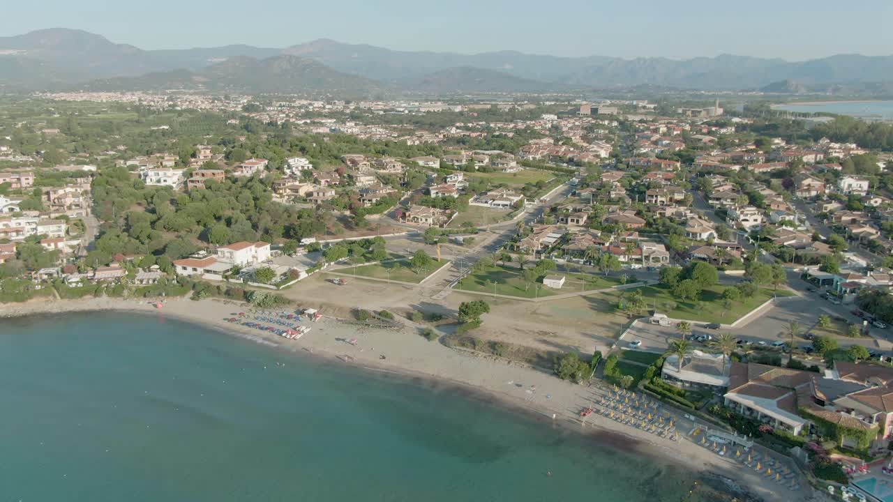 vista panorámica aérea de la costa de arbatax este de cerdeña, drones vuelan sobre la ciudad revelando el paisaje natural de la isla italiana