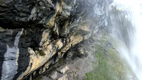 Toma-Aérea-De-Una-Espectacular-Cascada-En-El-Lago-Azul-De-Oeschinen-En-Suiza