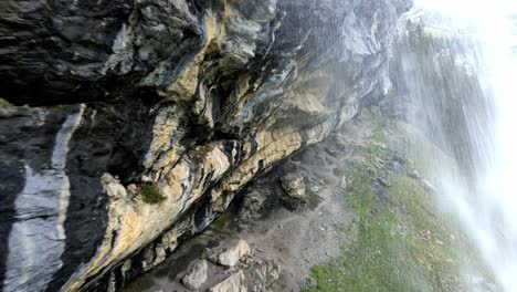 fotografía aérea de una espectacular cascada en el lago azul de escheren en suiza