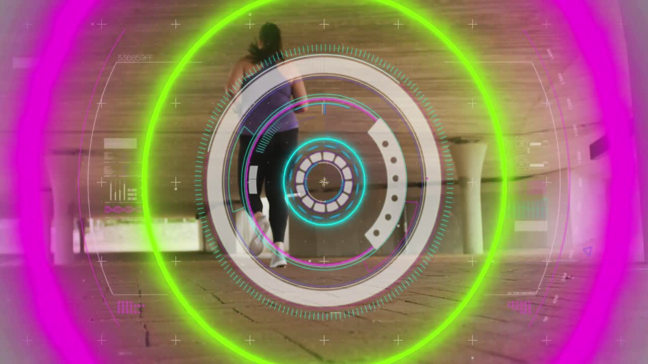 animación del procesamiento de datos sobre la mujer caucásica corriendo