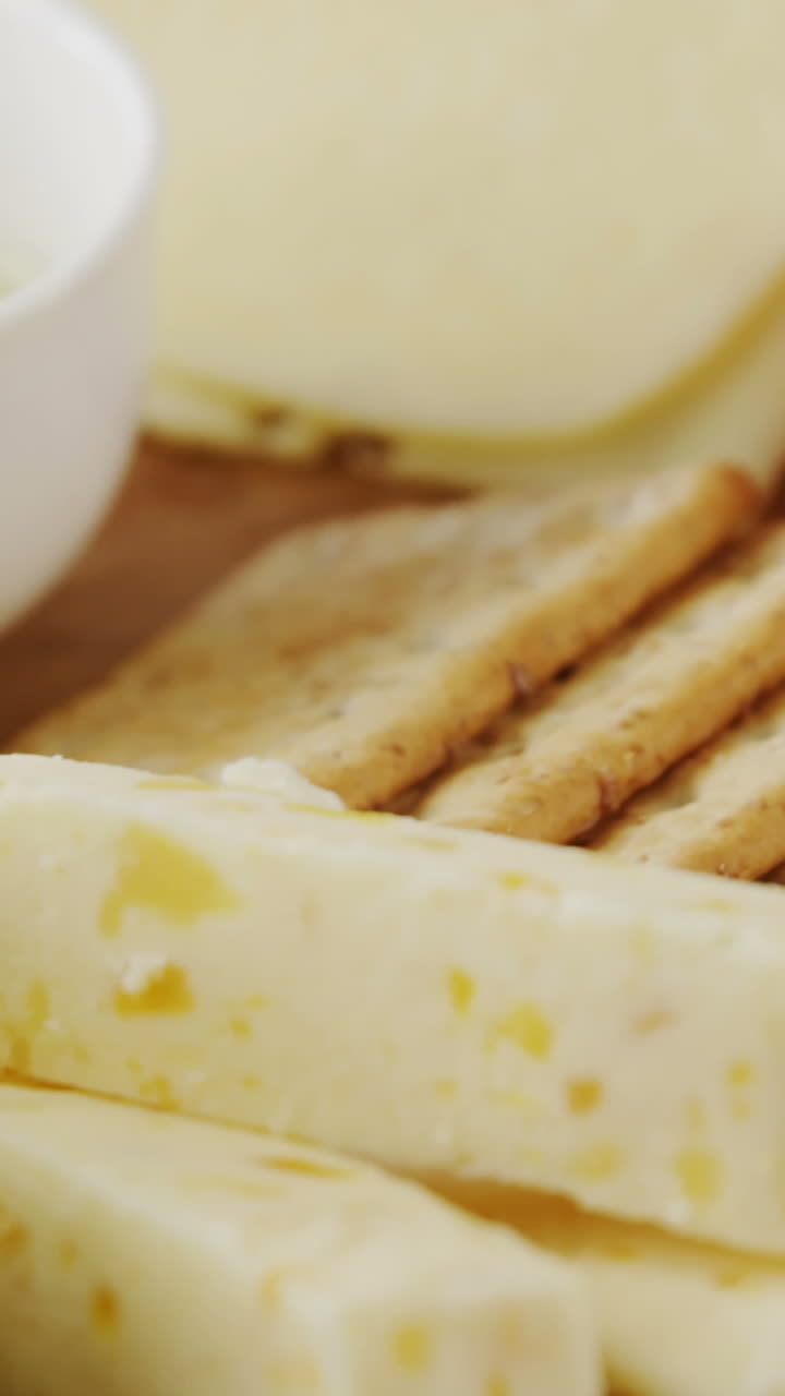 diferentes tipos de queso con galletas crujientes, frutas y salsa