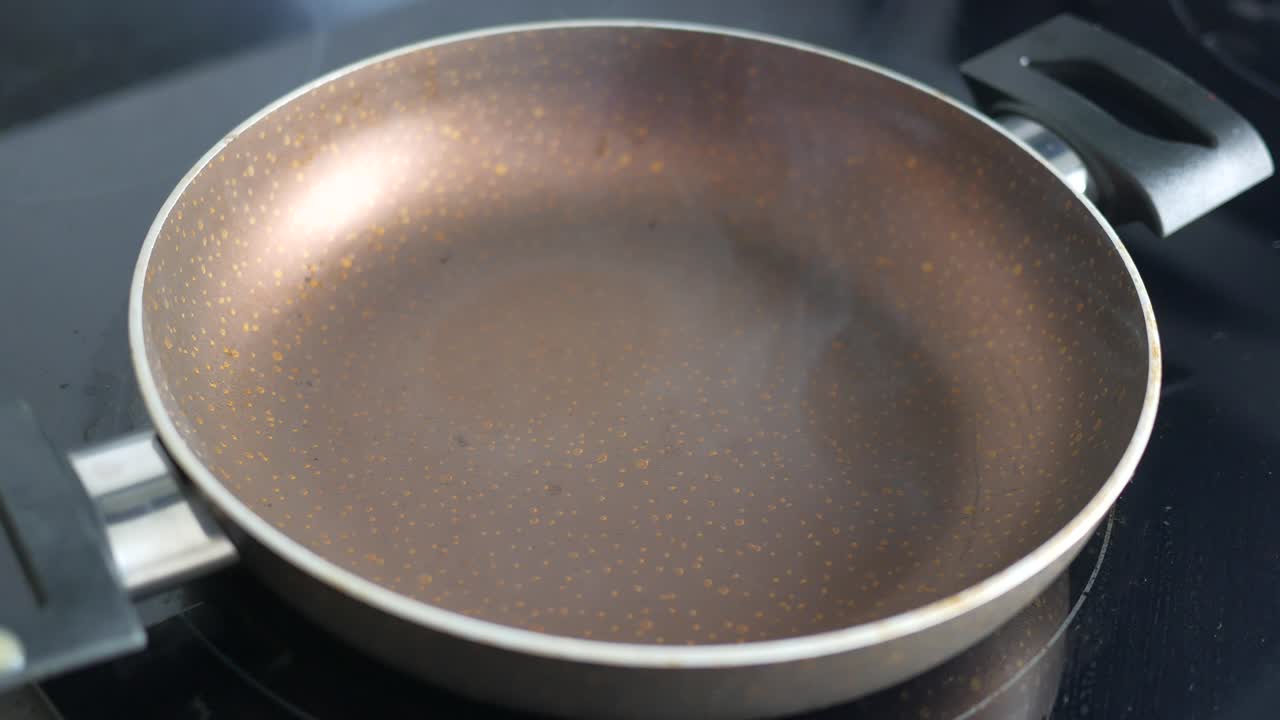 sartén vacía en la estufa