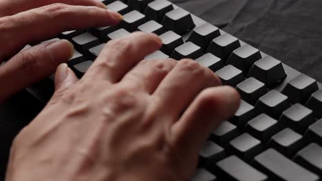 manos escribiendo rápidamente en un teclado mecánico, centrarse en los dedos, retroalimentación táctil, entorno de trabajo