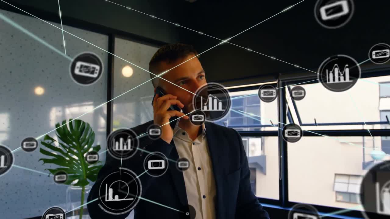 animación de una red de iconos conectados sobre un hombre de negocios caucásico hablando por teléfono inteligente