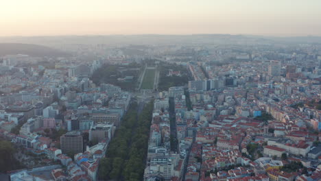 Amplia-Vista-Aérea-Panorámica-Del-Centro-De-La-Ciudad-De-Lisboa-Con-Coloridas-Casas-Residenciales-Y-Un-Gran-Parque-Público-Verde