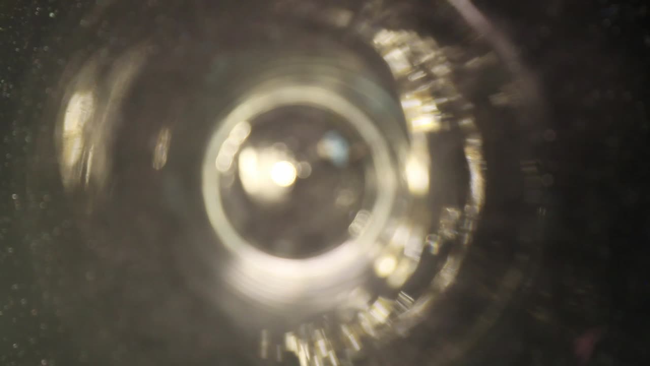 광각 프로브 렌즈를 사용하여 투명한 유리 꽃병으로 이동, 얕은 초점